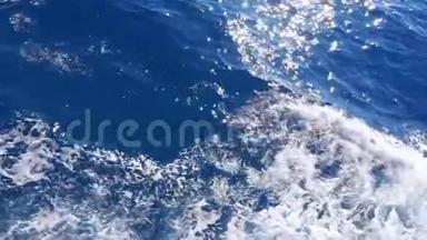 美丽的深蓝色地中海海水.. 海浪。 游轮在欧洲度假。 环境与自然