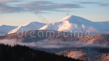 日出时，戈弗拉冬山在雪中