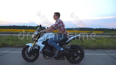 骑着现代摩托车的年轻人。 穿着衬衫戴眼镜驾驶摩托车的帅气摩托车