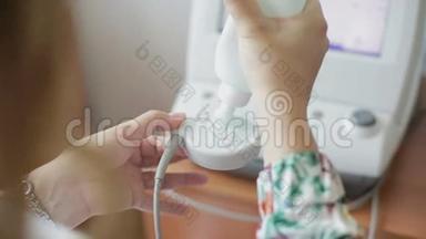 孕妇将凝胶放在传感器上，用于监测腹部婴儿的心率。