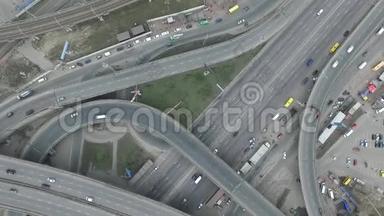 高速公路与栈道车交汇处的鸟瞰图