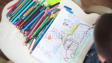 幼儿的特写学习用彩色铅笔画画