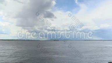 伏尔加河上空<strong>夏季</strong>云层的<strong>延时</strong>记录。俄罗斯萨拉托夫市。4K视频片段