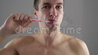 3.年轻人在浴室里刷牙，<strong>因为</strong>牙疼