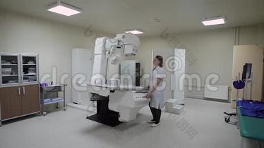 现代化的新型医疗办公室，里面有各种电子设备。一位女医生调整X光机使之工作