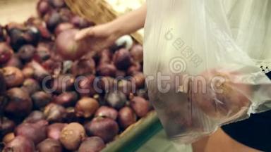 一个女人在<strong>蔬菜货架</strong>上的超市里买<strong>蔬菜</strong>和水果。 男人选择红洋葱。 慢动作