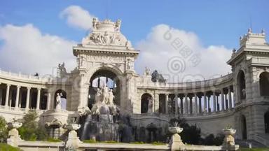 法国马赛-2015年7月20日：朗尚宫与瀑布喷泉。 库存。 马赛的朗尚宫。