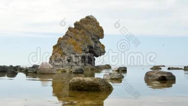 海中有岩石的哥特兰景观。