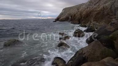 地中海上的波浪和岩石