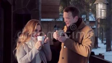 情人节快乐`美丽的年轻夫妇在小屋里喝热茶