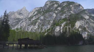 在意大利的Pragser Wildsee欣赏湖屋和多洛米斯令人叹为观止的景色，旅行