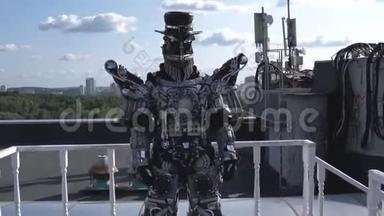 人类机器人在所有的成长中都是由四肢驱动的蓝天背景与云。 录像。 带脸和帽子的机器人
