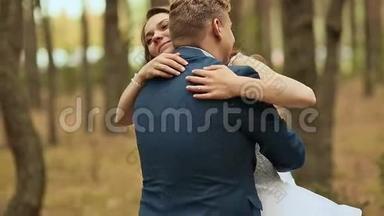 <strong>结婚纪念日</strong>。 新娘拥抱新郎。 在松树林里爱的一对。 看着对方。