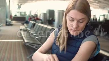 美丽的<strong>女人</strong>在机场使用智能<strong>手表</strong>和智能手机。 收到朋友的留言。
