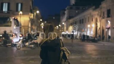 年轻的旅游妇女带着背包穿过<strong>交通道路</strong>，游客在晚上环顾四周，找到路。