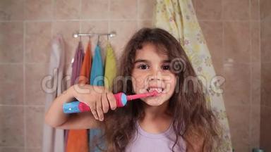 小女孩用电刷刷牙。 <strong>卫生间</strong>的口腔护理.. 关<strong>门</strong>