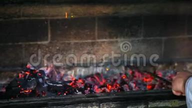 在煤上煮肉。 烤串上的烤肉串烧在烟卷上。
