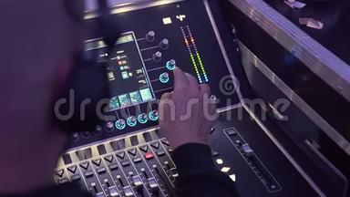 DJ在迪斯科舞会上混合音乐。 舞蹈，音乐，夜场概念