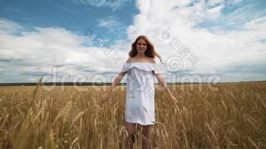 红发女孩穿着白色连衣裙在麦田里微笑着可爱的微笑，一张完美的<strong>广告图片</strong>