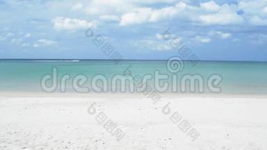 安达曼海的热带<strong>沙滩</strong>，多云的蓝天。 <strong>夏季</strong>阳光下海水清澈的Karon海滩<strong>风</strong>景。