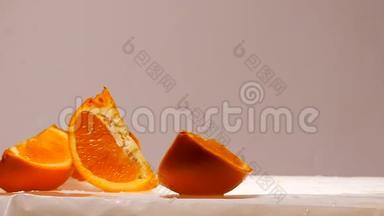 新鲜多汁的橘红色水果片