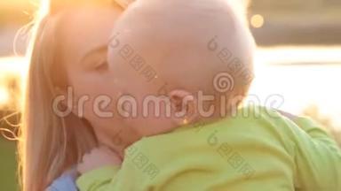 可爱的<strong>婴儿</strong>在妈妈`胸部。 做梦的女人看日落