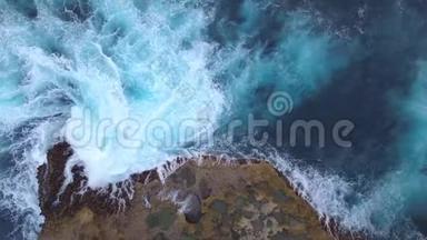航空：天使Billabong自然游泳池。 在热带岛屿的岩壁上发生了大的蓝海波浪. 4K旅行指南