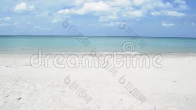安达曼海的热带沙滩，多云的蓝天。 夏季阳光下海水清澈的Karon海滩风景。