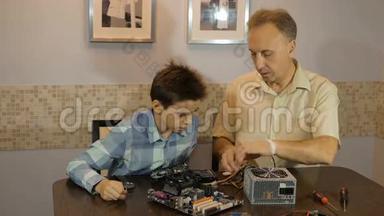 爸爸教儿子一个十几岁的孩子，电脑里`什么。 <strong>供电</strong>。