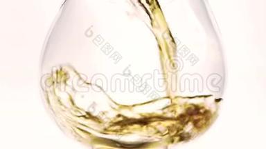 玻璃杯中的特写是倒入棕色液体。
