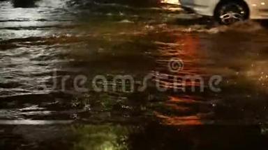 雨夜的洪水道路交通，汽车溅起水花