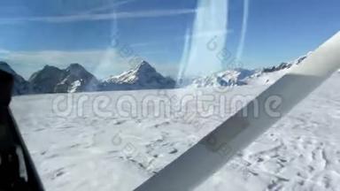 晴天飞越雪山的小型私人飞机内的飞行录像