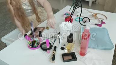 红发小女孩选择化妆品，照镜子，化妆，化妆，脸，时尚，风格，化妆品