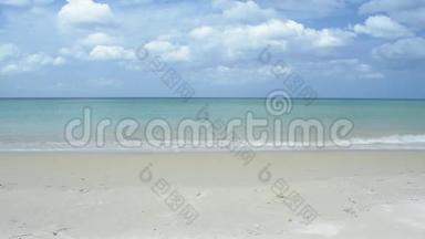 <strong>安达曼</strong>海的热带沙滩，多云的蓝天。 卡隆海滩的风景，夏天阳光下清澈的水。