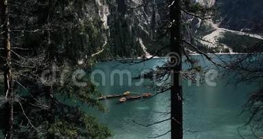 大山波光粼粼的湖面，在森林的中央，湖面上漂浮着木船.. 4k