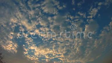 在美丽的日落中，空中<strong>飞盘</strong>在云层上拍摄