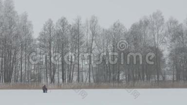 <strong>冬季捕鱼</strong>。 孤独的渔夫坐在冰上钓鱼。