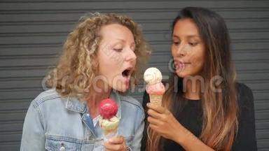 贪婪的女朋友不想分享冰淇淋。 年轻快乐的白种人女孩吃纯种冰淇淋锥子和输