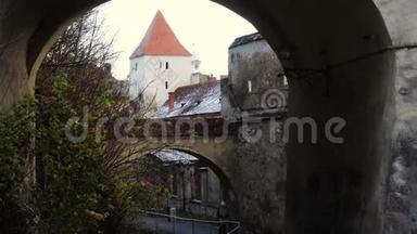 罗马尼亚布拉索夫古城墙的拱门和<strong>小街</strong>