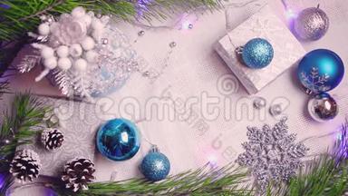 女人`手把一份圣诞礼物放在装饰好的桌子上，上面有闪烁的灯光和圆锥形的俯视图