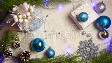女人`手把一份圣诞礼物放在装饰好的<strong>桌子</strong>上，上面有闪烁的灯光和圆锥形的<strong>俯视</strong>图