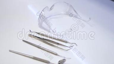 牙科医生的设备放在桌子上，牙医从桌子上拿出一些设备