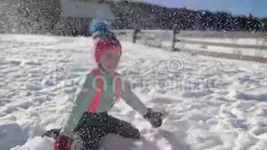 在温暖的阳光日里，不安分的小女孩正在扔雪，有乐趣的户外活动。 女孩子玩冬季游戏