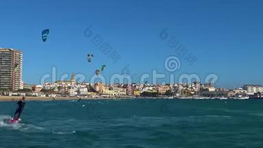 在西班牙的科斯塔布拉瓦，帕拉莫斯附近，许多风筝爱好者在阳光明媚的日子里