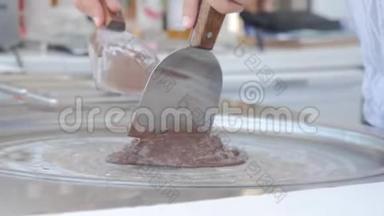 烹制泰式天然水果冰淇淋.. 在冷盘上用西番莲做冰淇淋卷。 做冰淇淋