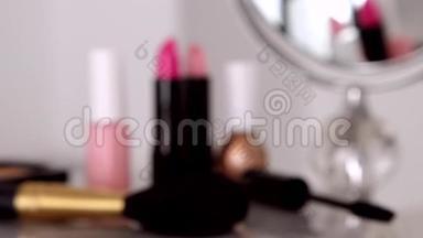 化妆<strong>用品</strong>、化妆台上的化妆<strong>用品</strong>、口红、刷子、睫毛膏、指甲油用于豪华美容的粉末