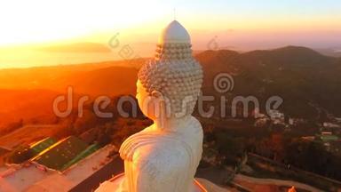 空中：白色大<strong>佛像</strong>寺庙令人惊叹的<strong>金色</strong>日出。 高清1920x1080。 泰国普吉岛。