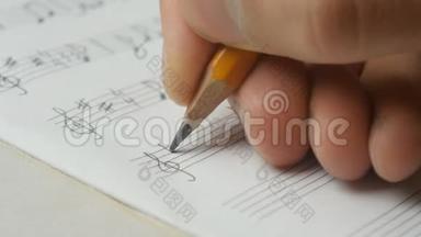 结束音乐写作。 用铅笔作曲的音乐家：职员，钥匙，笔记