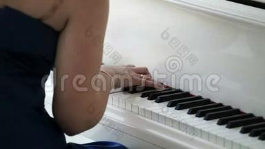 弹白钢琴的女人