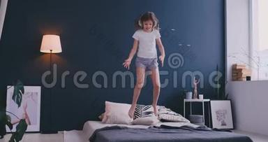 一个<strong>小女孩</strong>的肖像，带着耳机<strong>听音乐</strong>，在父母的床上跳舞。 概念：<strong>音乐</strong>